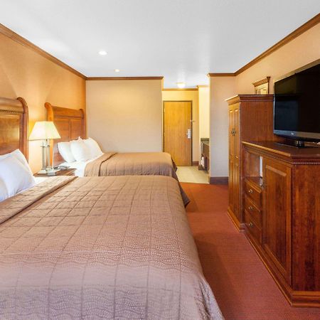 Ramada By Wyndham Mackinaw City Waterfront Exterior foto