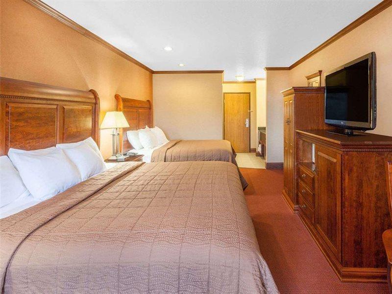 Ramada By Wyndham Mackinaw City Waterfront Exterior foto