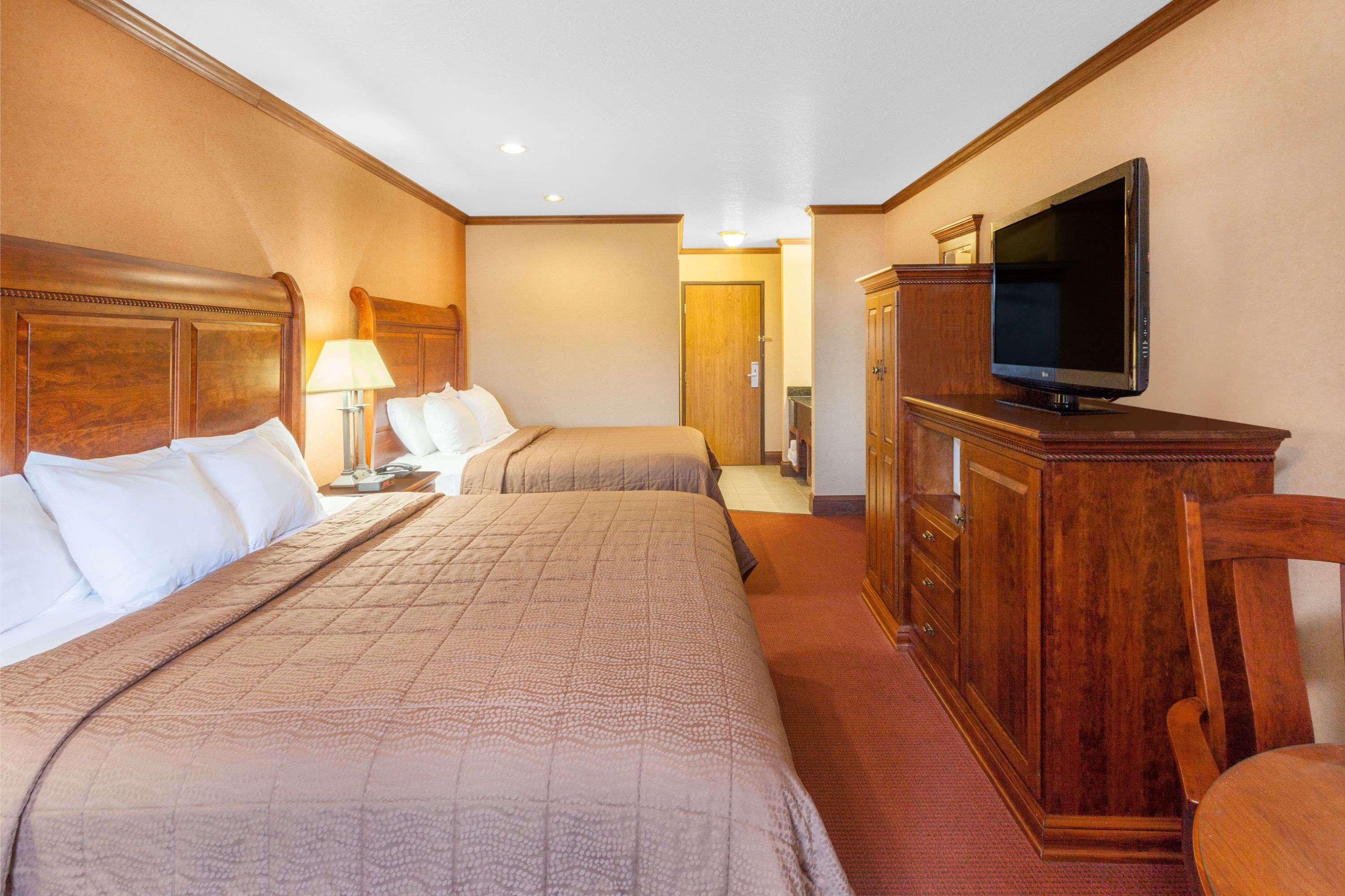 Ramada By Wyndham Mackinaw City Waterfront Exterior foto