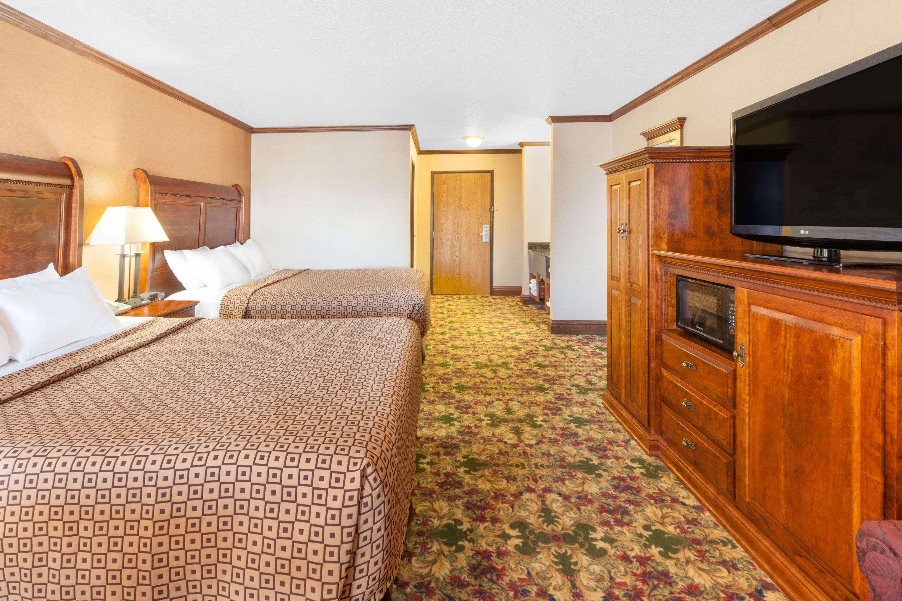 Ramada By Wyndham Mackinaw City Waterfront Exterior foto
