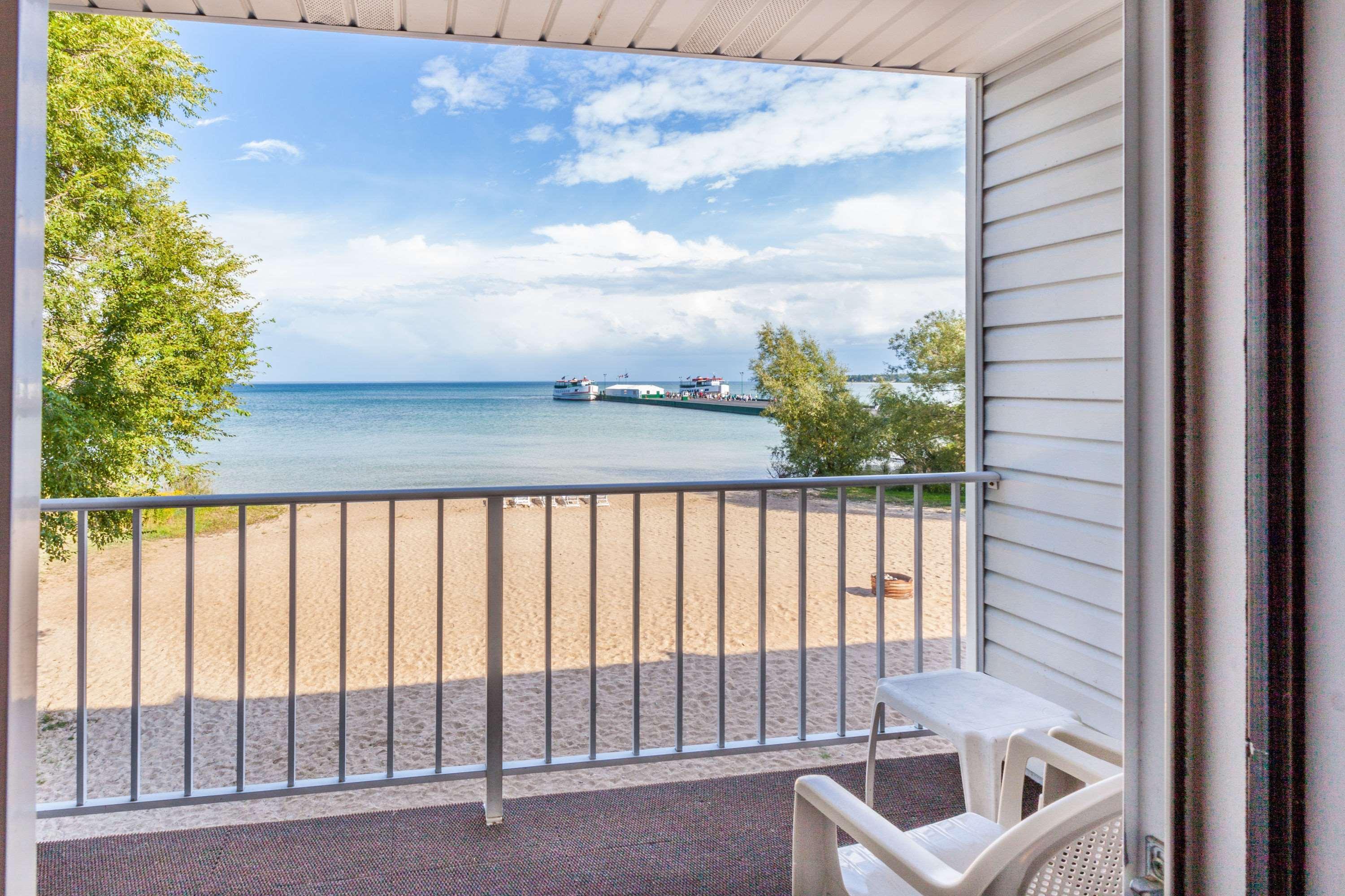 Ramada By Wyndham Mackinaw City Waterfront Exterior foto