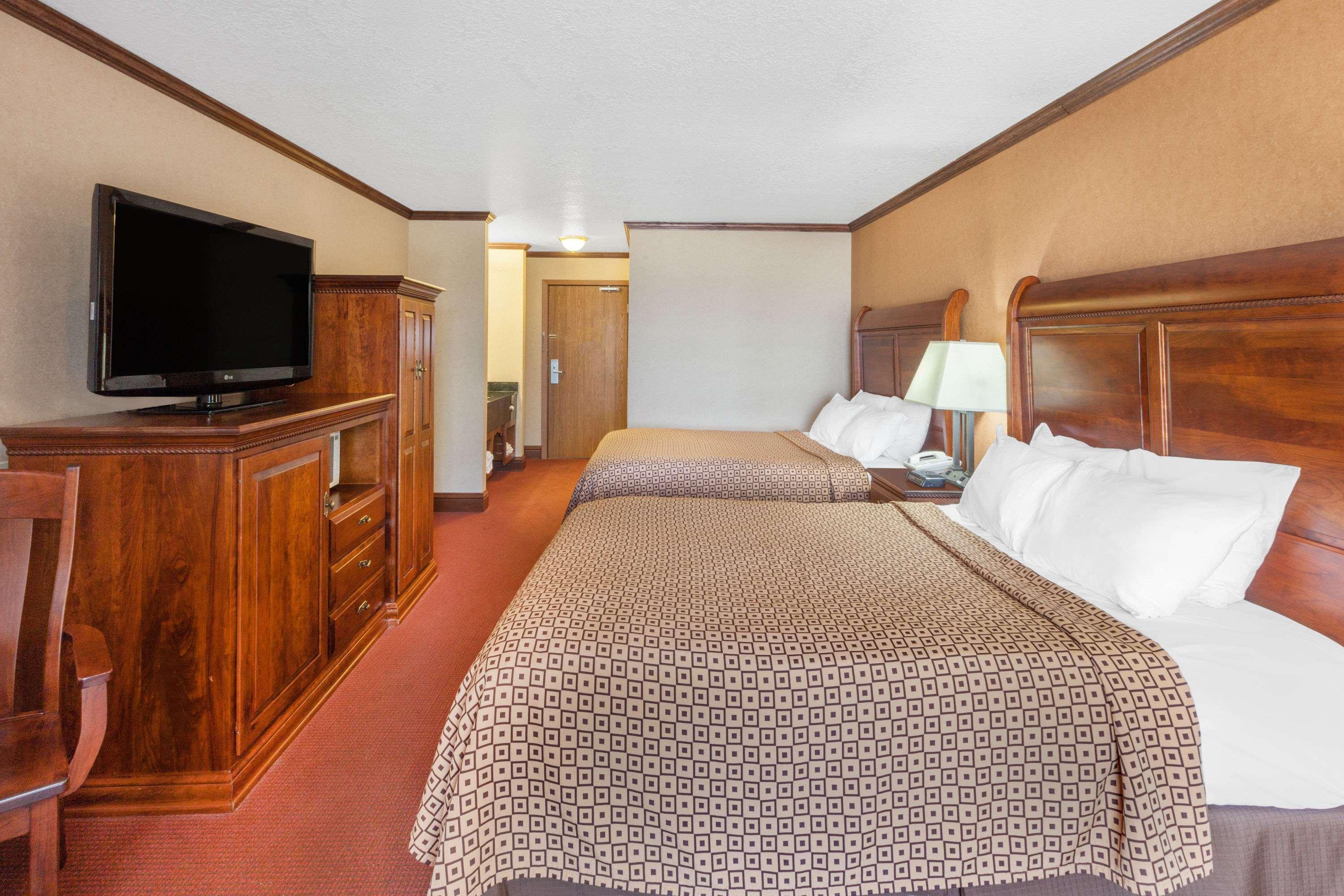 Ramada By Wyndham Mackinaw City Waterfront Exterior foto
