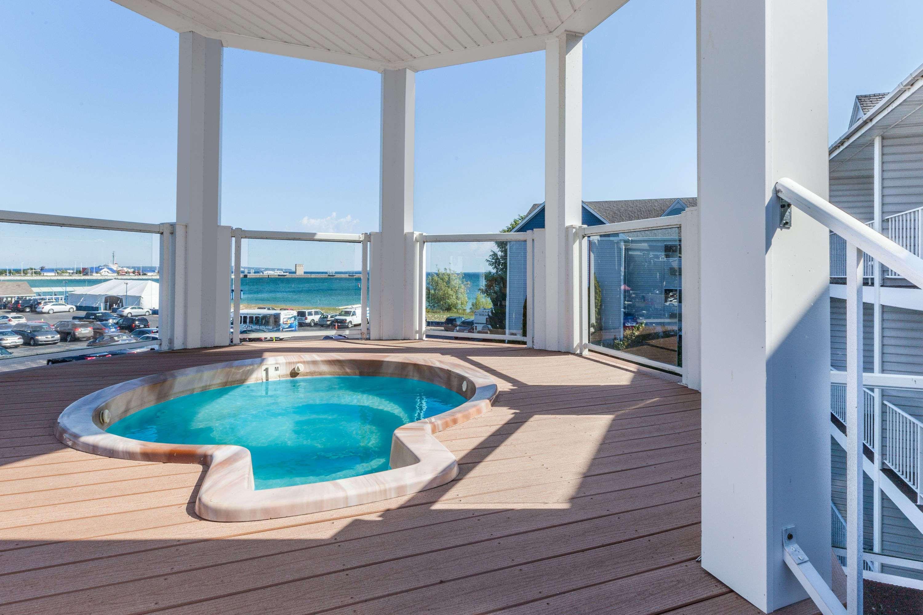 Ramada By Wyndham Mackinaw City Waterfront Exterior foto