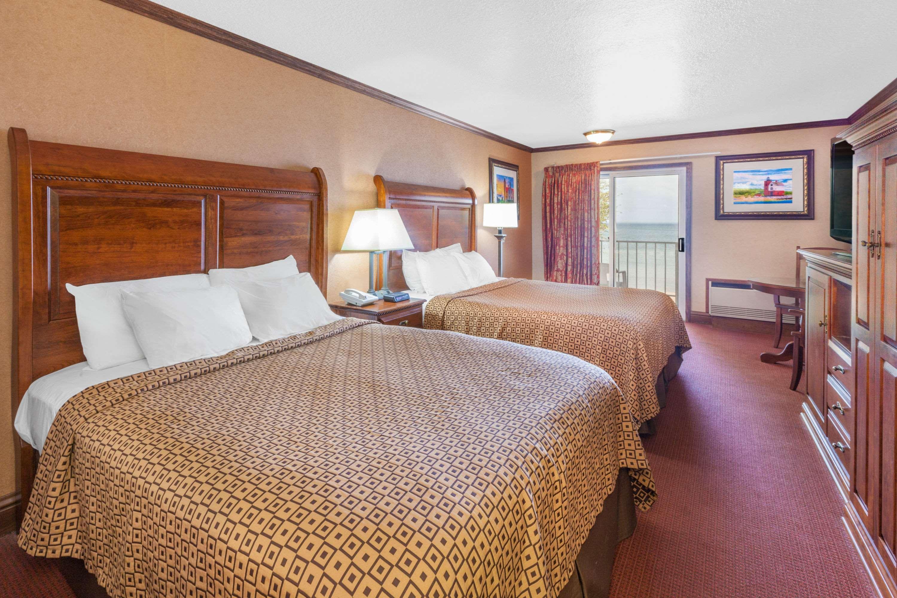 Ramada By Wyndham Mackinaw City Waterfront Exterior foto