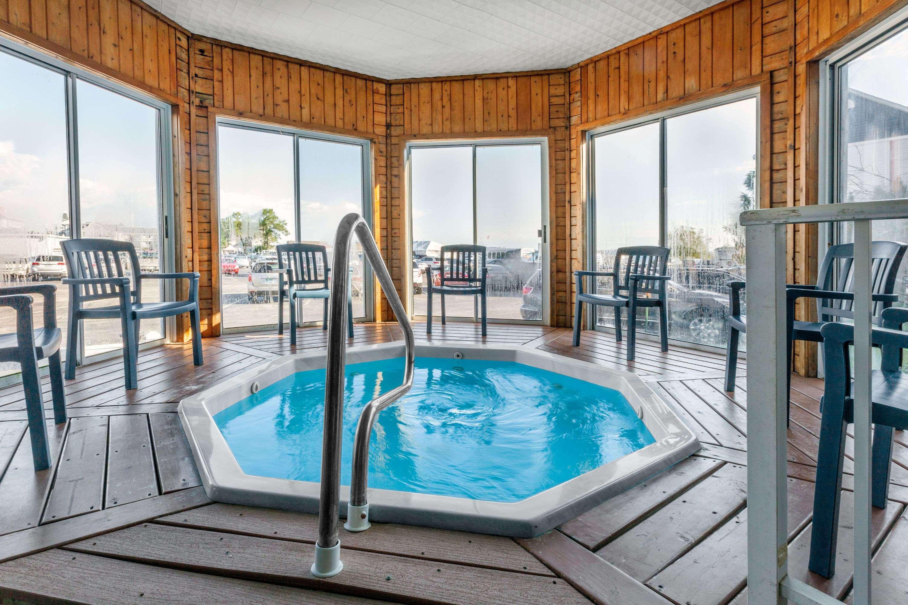 Ramada By Wyndham Mackinaw City Waterfront Exterior foto