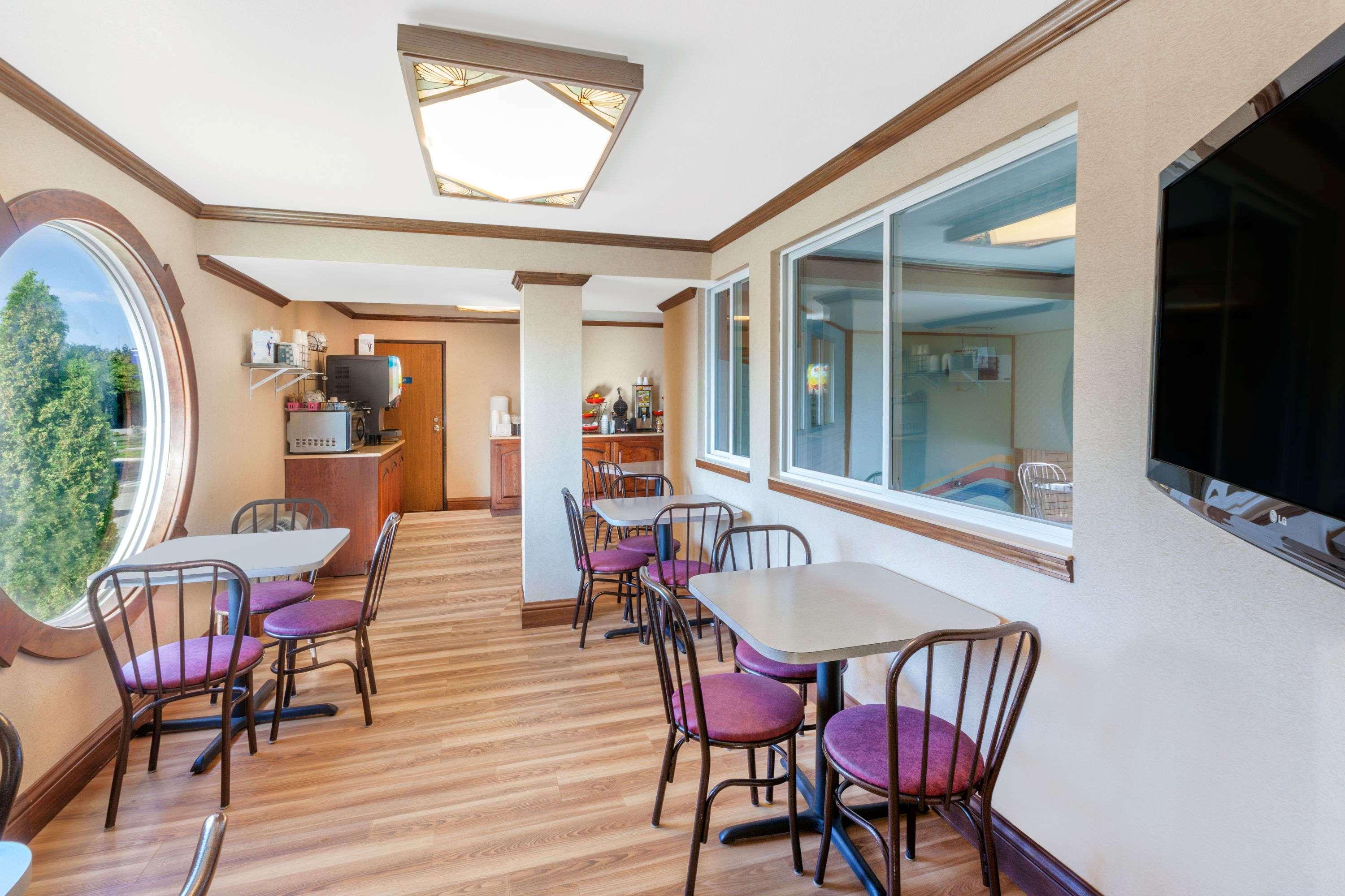 Ramada By Wyndham Mackinaw City Waterfront Exterior foto
