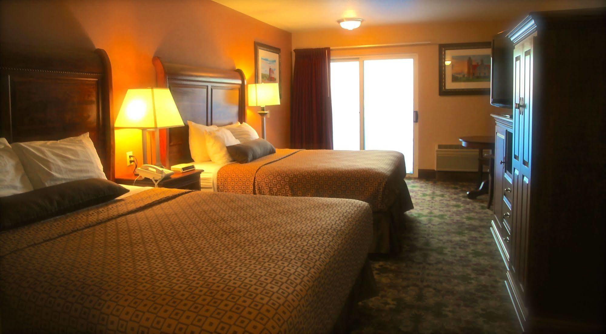 Ramada By Wyndham Mackinaw City Waterfront Exterior foto